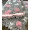 Vet Bed, grå med pink & hvide poter. 150 x 100 cm